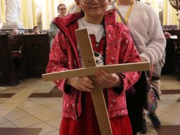 Dzieci ze swoimi ręcznie robionymi krzyżami, 18.04.2025